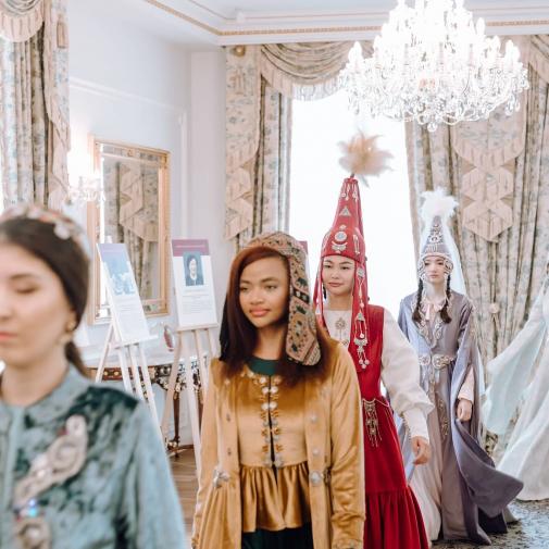 Défilé à l'ambassade du Kazakhstan avec les modèles du Groupe Art’s